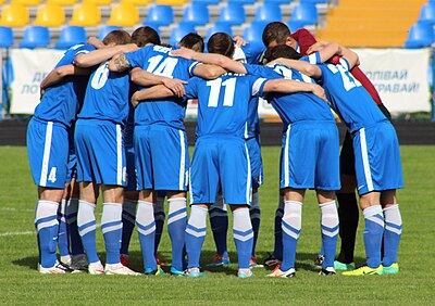 Who is the current captain of FC Desna Chernihiv?