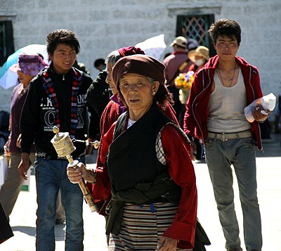 What is the ethnic majority in Lhasa according to the 2000 census?