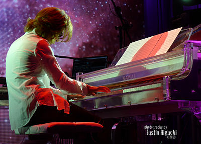 Which rock band did Yoshiki tribute with his fashion?