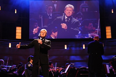 Which award did Peter Cetera, along with other members of Chicago, receive in 2020?