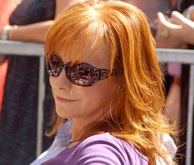 Which country performer helped Reba McEntire secure a recording contract?