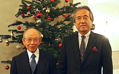 Who were Akasaki's co-recipients of the Queen Elizabeth Prize?