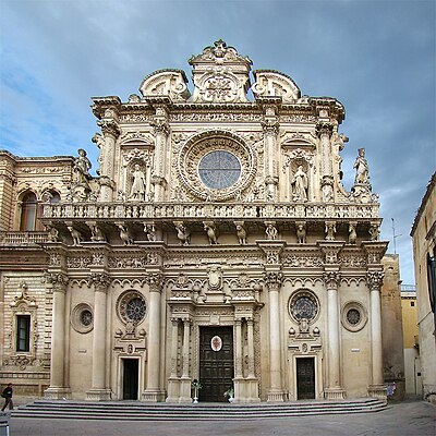 What is the shape of Lecce's Piazza del Duomo?