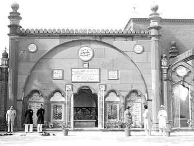 Which school did Syed Ahmad Khan found in Ghazipur in 1863?
