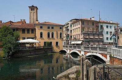 Which clothing retailer has its headquarters in Treviso?