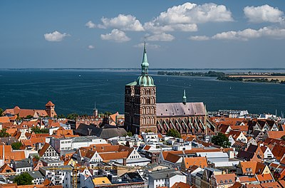 What style of architecture is Stralsund's old town known for?