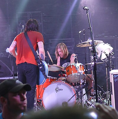 Taylor Hawkins played alongside which famous artist at the 2008 Grammy Awards?
