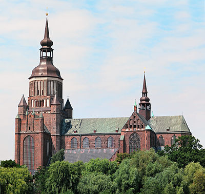 What are the main industries in Stralsund?
