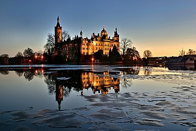 Which historical figure granted Schwerin city rights in 1160?