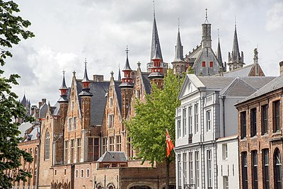 What is the language officially spoken in Bruges?