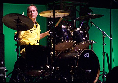Which band did Josh Freese play drums for from 1997 to 2000?