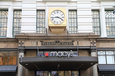 In which year did Macy's become a division of Federated Department Stores?