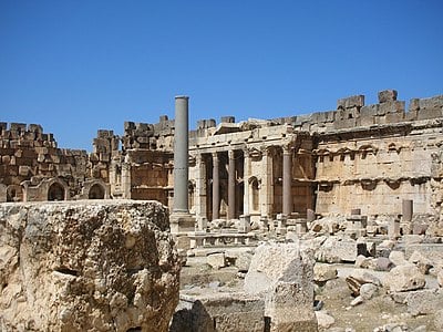 What architectural style is predominant in the Baalbek temple complex?