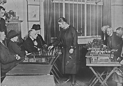 Which year did Vera Menchik establish herself as the best female player in England?