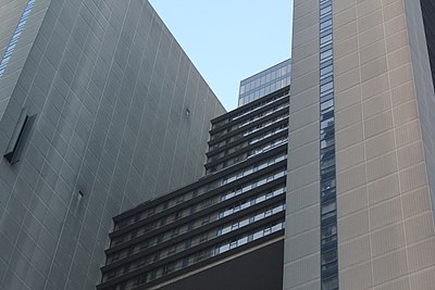 How many guest rooms does the New York Marriott Marquis have?