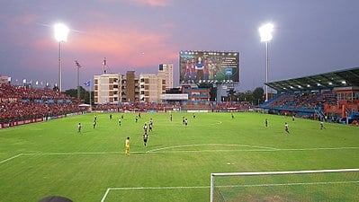 Can foreign players play in the Thai League 1?