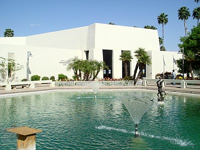 Which percentage of the area occupied by Scottsdale is covered by water?