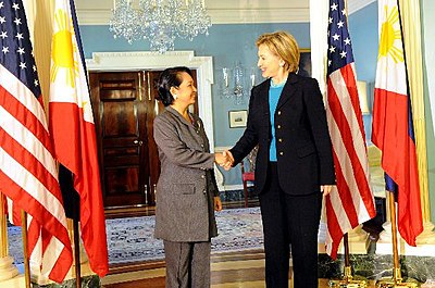 In which institutions did Gloria Macapagal Arroyo receive their education?