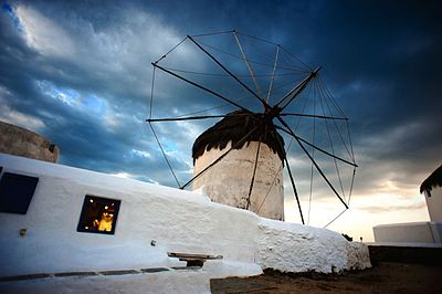 What community does Mykonos cater for?
