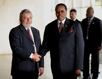 What caused the freezing of aid to Malawi during Bingu wa Mutharika's presidency?
