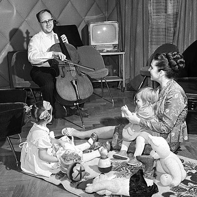 Rostropovich was known for his performances of which composer’s suites for cello?