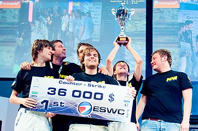 How many games does Natus Vincere have teams and players competing in?