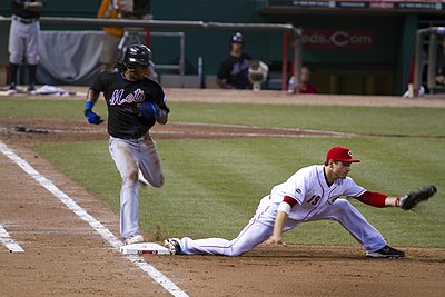 What is José Reyes' baseball fielding position?