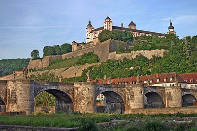 What type of bridge is the Alte Mainbrücke in Würzburg?