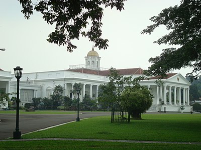 What is the primary function of the presidential palace in Bogor?