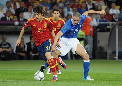 Who were David Silva's midfield partners in the Spanish national team?