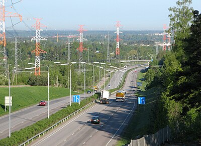 Which city borders Vantaa to the south?