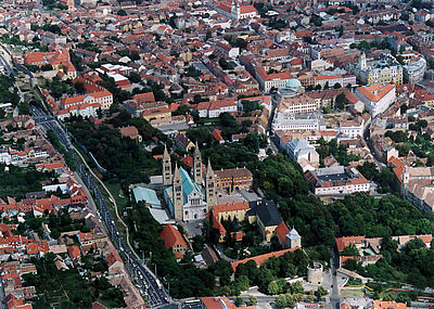 What is the primary language spoken in Pécs?