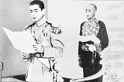 In what year did Mohammad Reza Pahlavi receive the [url class="tippy_vc" href="#283248"]Order Of The Crown Of The Realm[/url] award?