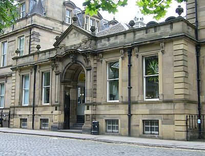 Which famous inventor, known for his work on the telephone, studied at the University of Edinburgh?