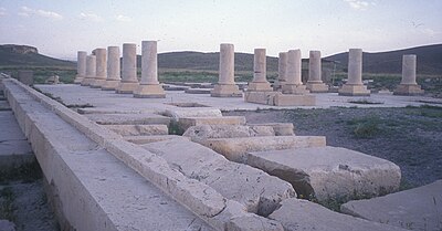 What architectural style is prominent in Pasargadae?