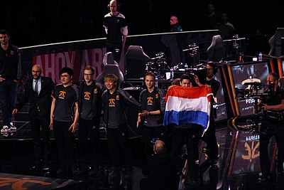 In which year did Fnatic make a move towards an international roster for their CS:GO team?