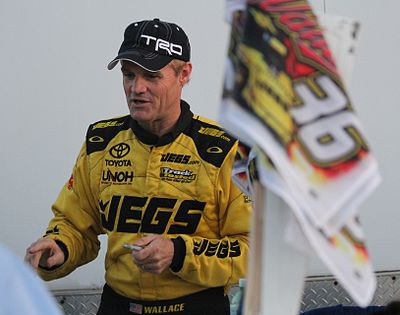 Is Kenny Wallace an American former Race Car Driver?