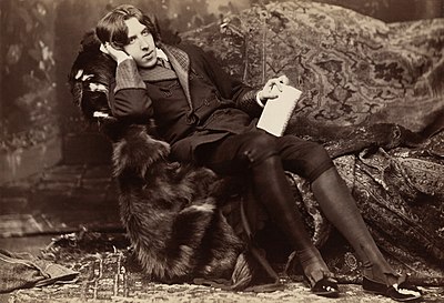What is the location of Oscar Wilde's burial site?