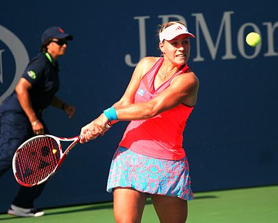 Which hand does Angelique Kerber use to play tennis?