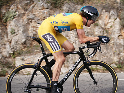 In which year did Bradley Wiggins set a new hour record in cycling?