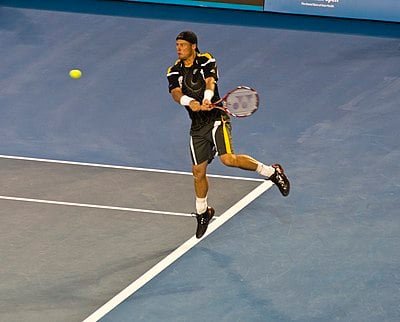 Which tennis shot is Hewitt well-known for?