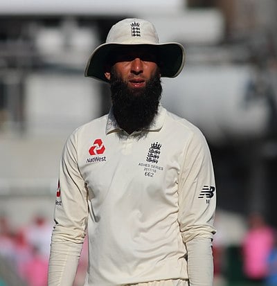 Which hand does Moeen Ali use for bowling?