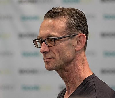 What is a common theme in Chuck Palahniuk's work?