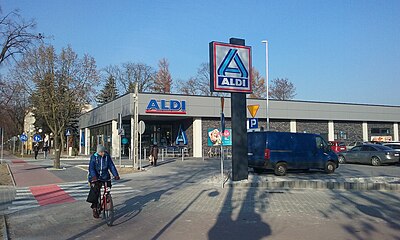 How many countries does Aldi operate in?