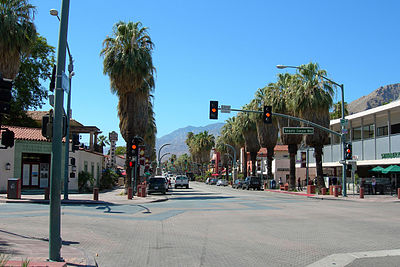 What is the main airport serving Palm Springs?