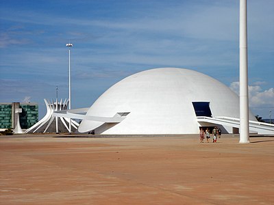 At which university was Niemeyer the inaugural head of architecture?