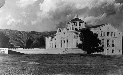 Which famous architect designed several notable buildings in Pasadena?