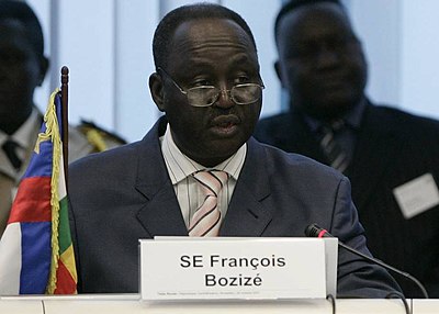 In which country's presidential palace did Bozizé seek refuge in 2013?