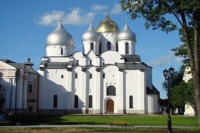 What is the primary architectural style of Veliky Novgorod's churches?