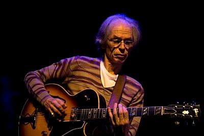 At what age did Steve Howe start playing guitar?